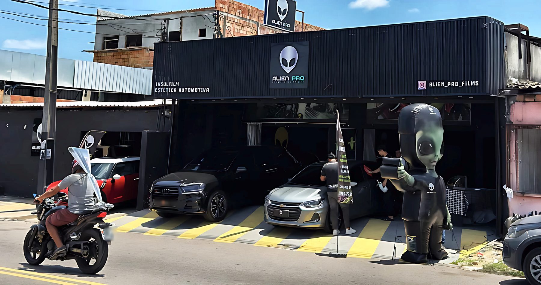 Fachada da Alien Pro na Av. Atroaris, com o alien gigante na porta